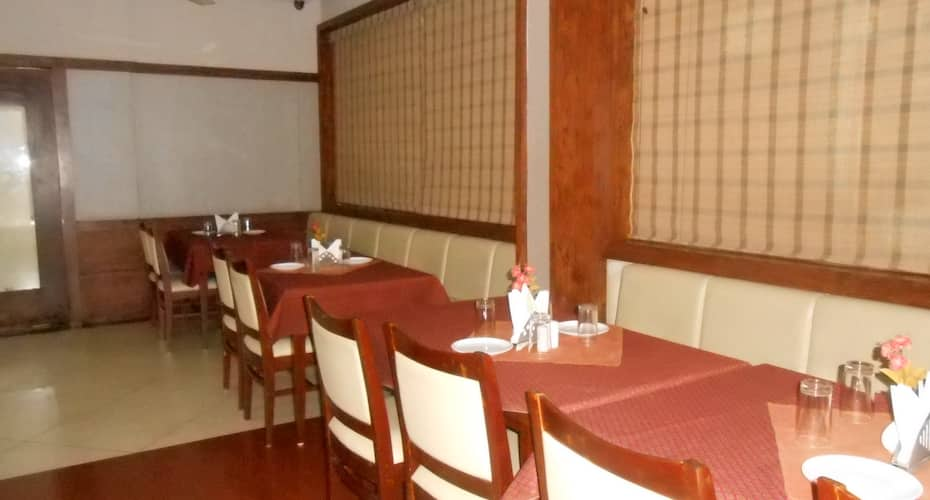 https://imgcld.yatra.com/ytimages/image/upload/t_hotel_yatra_details_desktop/v1438579548/Domestic Hotels/Hotel_Thodupuzha/Hotel Nayana Pvt. Ltd./Restaurant.jpg